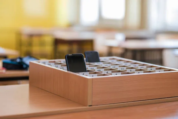 Tecnologia e Progresso nella Scuola Italiana: Tra Memoria e Futuro, le Sfide della Pedagogia Tradizionale