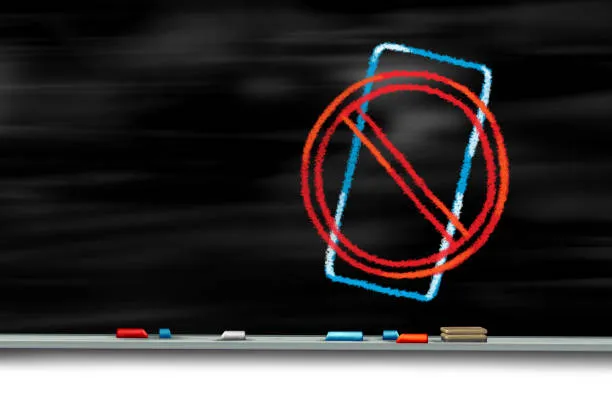 Cellulari vietati anche in ricreazione, e chiarezza sull’educazione sessuale: le nuove linee guida di Valditara per la scuola italiana