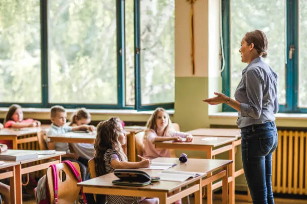 Docenti immobilizzati: obbligati per legge a seguire i figli, ma costretti a lavorare a centinaia di chilometri da casa