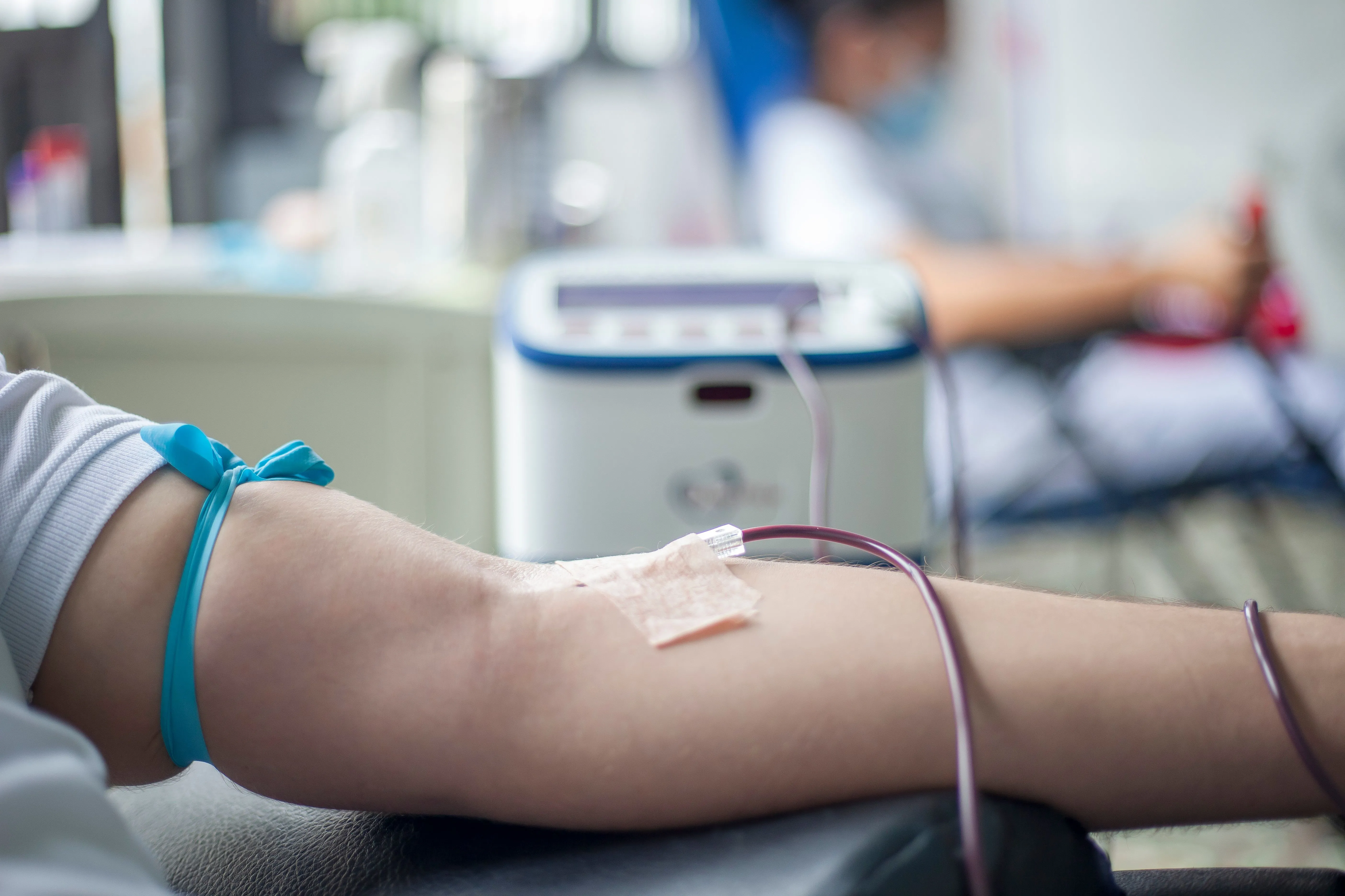 Donazione di sangue in estate, quando il bisogno aumenta: come fare il primo passo