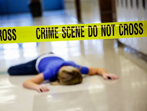 Donna trovata morta in un liceo all'Eur, era in pigiama: la preside chiude la scuola