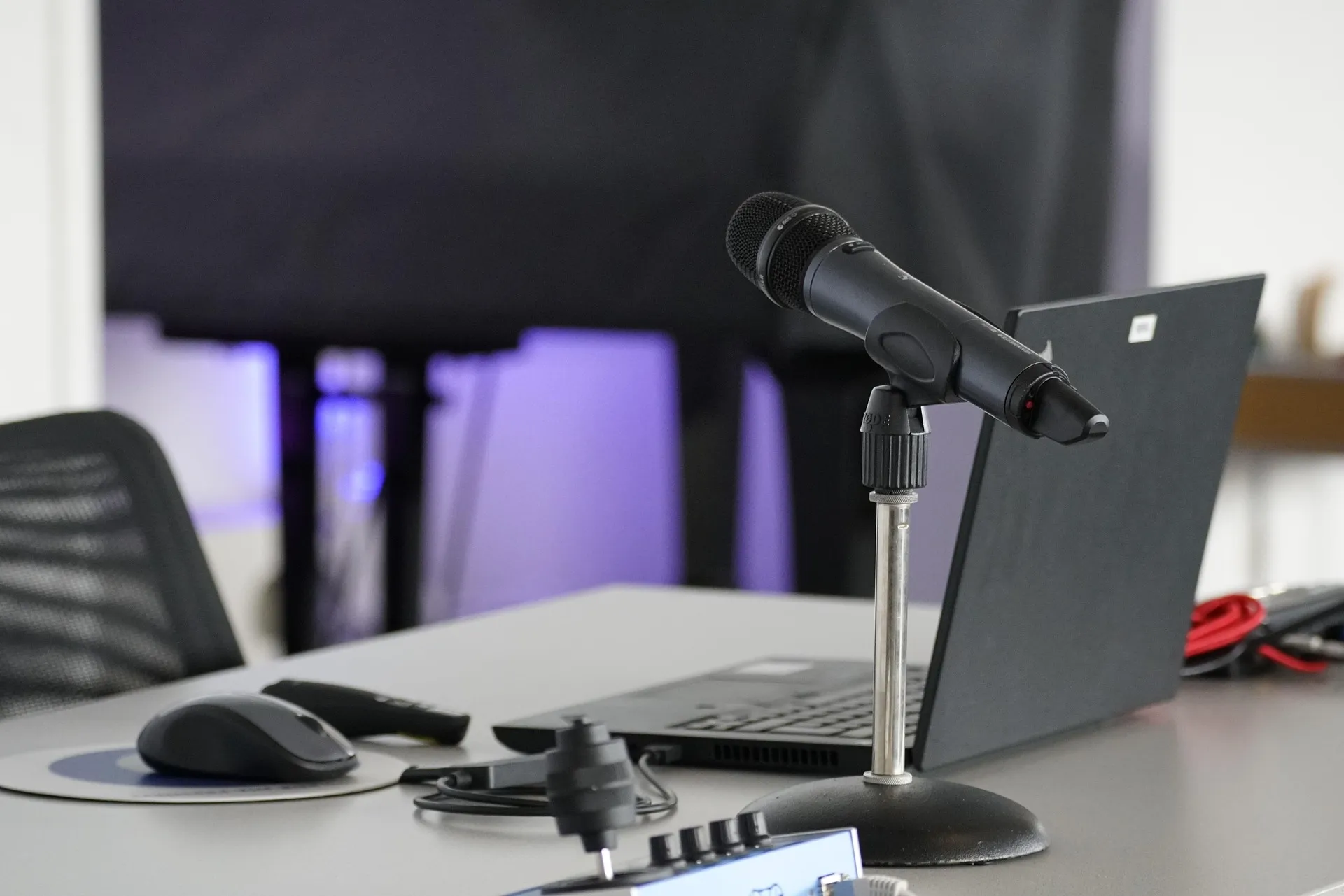 Dopo i brani musicali, anche i podcast: uno su tre è generato dall'AI