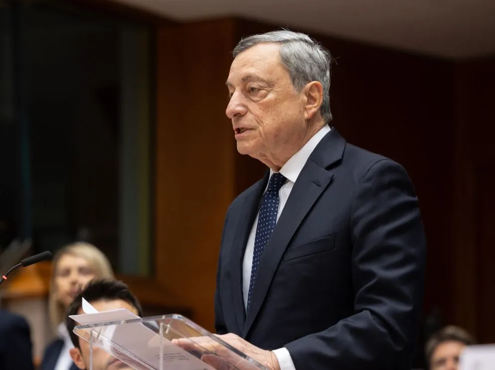 Draghi al Politecnico di Zurigo: il debito europeo verso il 130%. Investire 100 miliardi di euro nell'AI