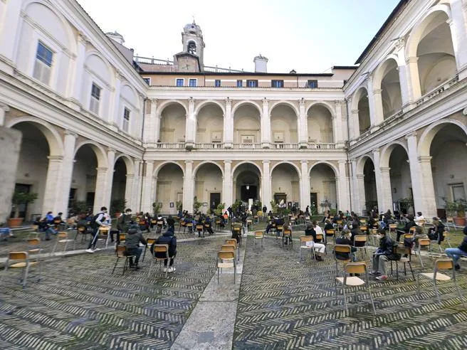 Scuole occupate, violenza e insicurezza: incidenti e scritte naziste tra Roma e Genova
