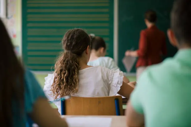 Educazione affettiva e civica nelle scuole italiane: tra richieste degli studenti e realtà dei programmi ministeriali
