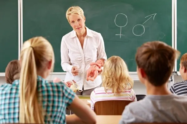 Educazione Sessuale Sotto Tiro: Le Nuove Restrizioni Nelle Scuole Italiane e il Dibattito tra Politica, Esperti e Società Civile
