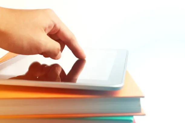 Fascicolo Digitale per Docenti e ATA: 90.000 Accessi, Dati Ancora Incompleti. Analisi, Stato dell'Arte e Prospettive