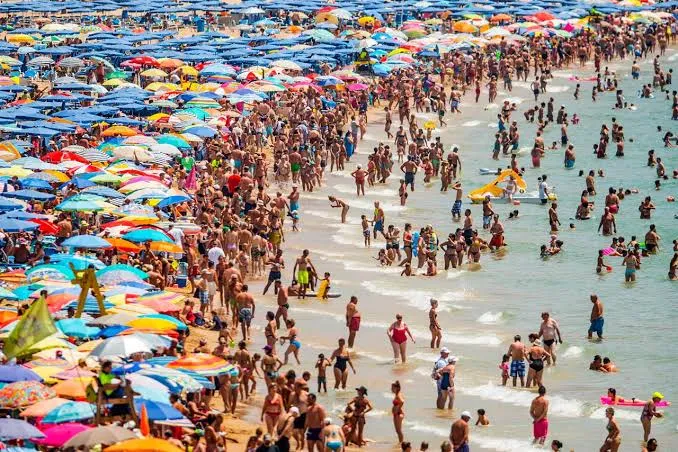 Ferragosto pieno, a settembre +20% e prezzi giù: chi resta al mare