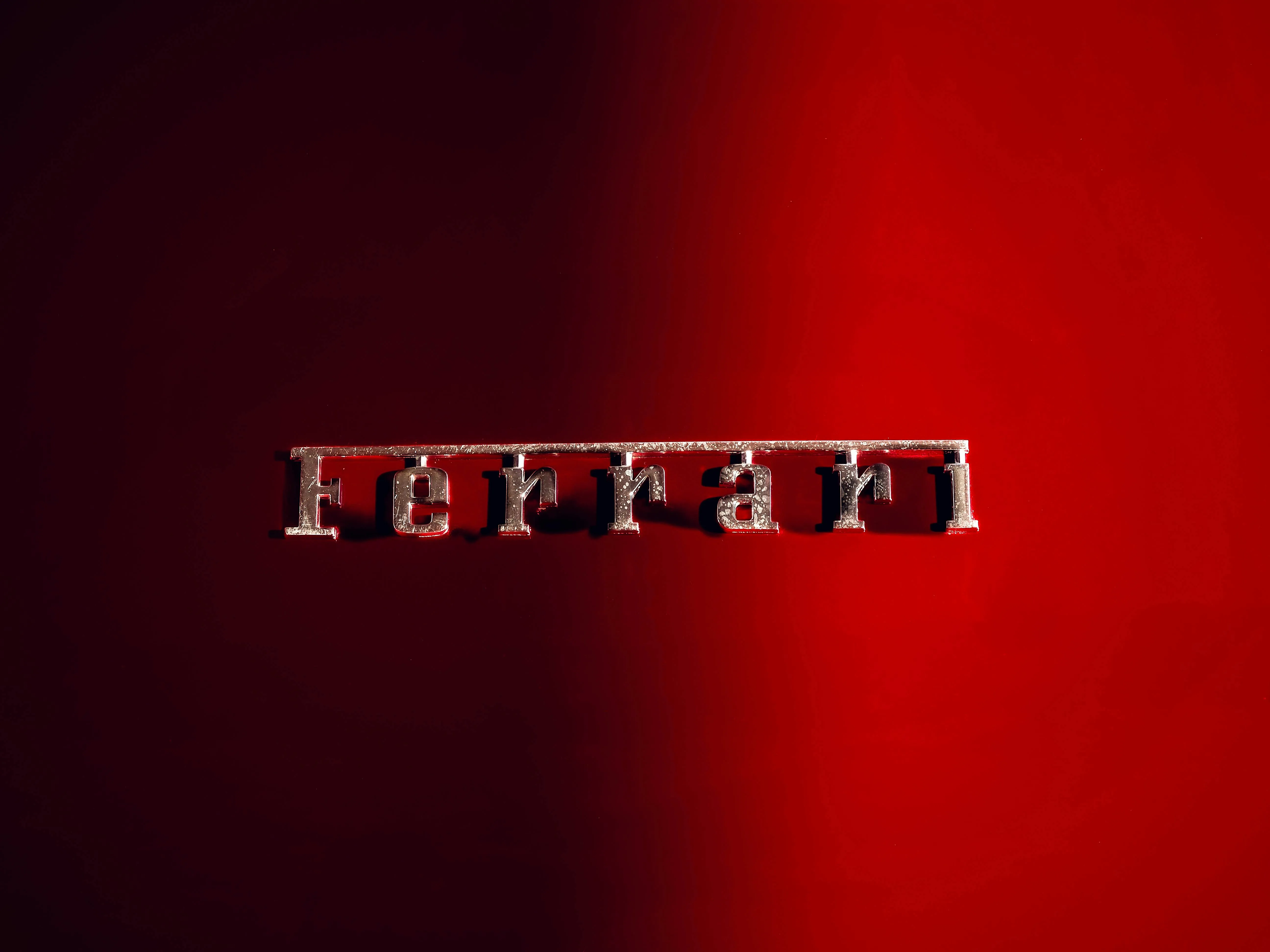 Ferrari -30% in un anno mentre il mercato BEV europeo cresce del 38%