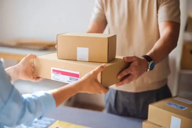 Fine dell’esenzione per i pacchi sotto i 150 euro: nuove regole UE per dazi e-commerce dal 2026