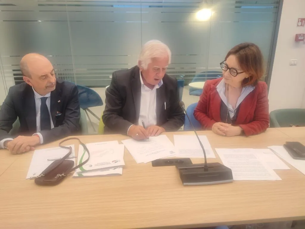 Firmato il rinnovo del contratto per i presidi delle scuole: 500 euro al mese in più e 5.800 di arretrati