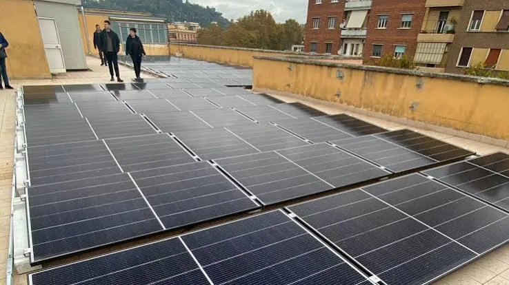 Fotovoltaico nelle scuole siciliane: cosa cambia con i 20 milioni M5S