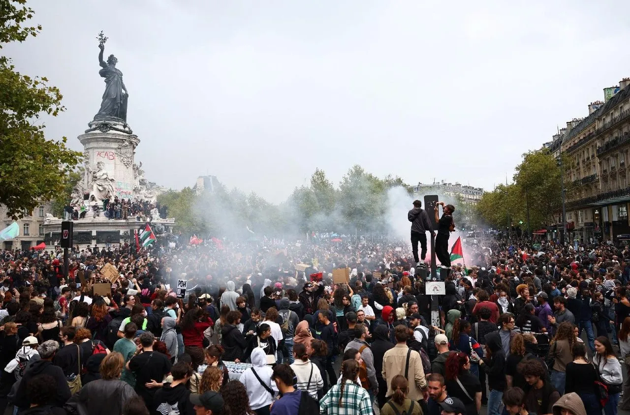 Francia, 400 licei bloccati: preside cosparso di benzina a Marsiglia
