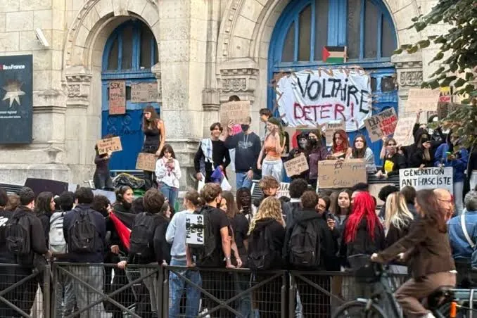 Francia in rivolta per la scuola, in Italia 46mila cattedre vuote