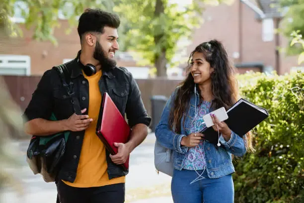 Studiare nel Regno Unito, un sogno infranto: le nuove barriere che ostacolano gli studenti pakistani