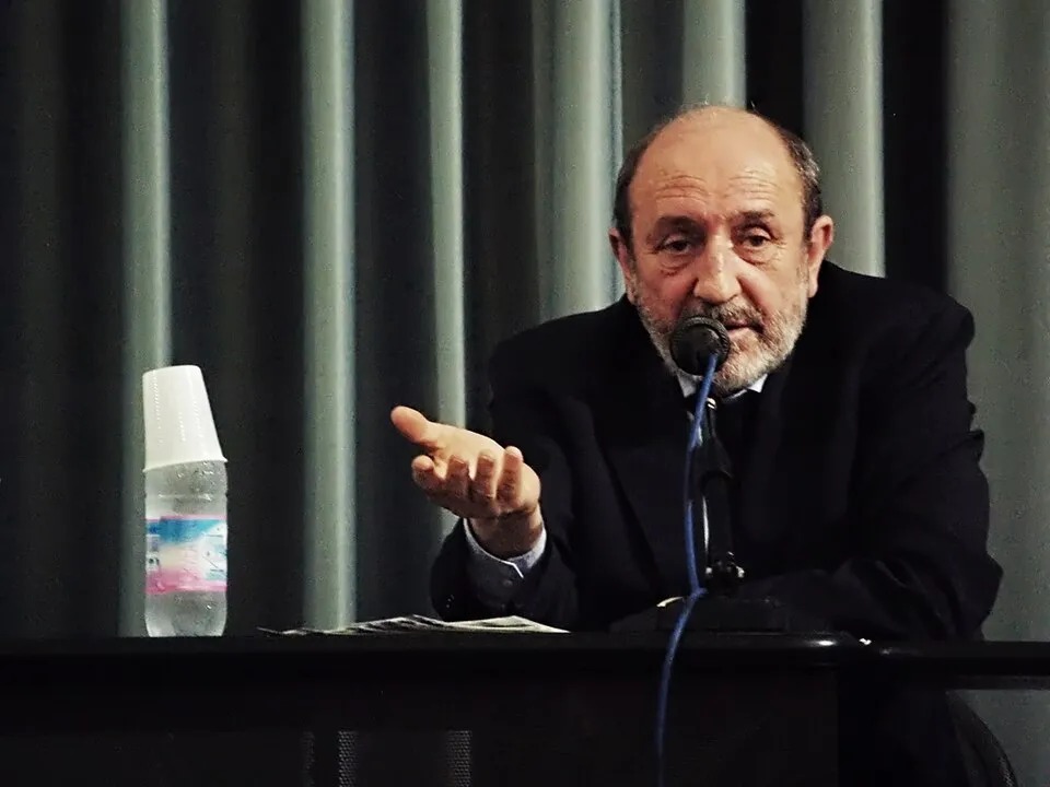 Galimberti e la scuola: quando istruire non basta senza educare