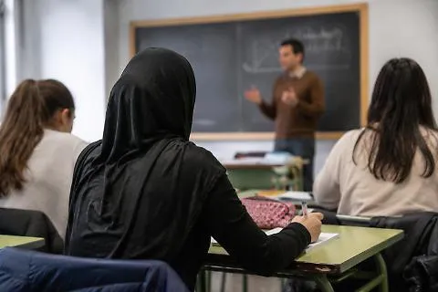 Garante infanzia difende l'emendamento Valditara sul burqa a scuola: "è un'ottima notizia"