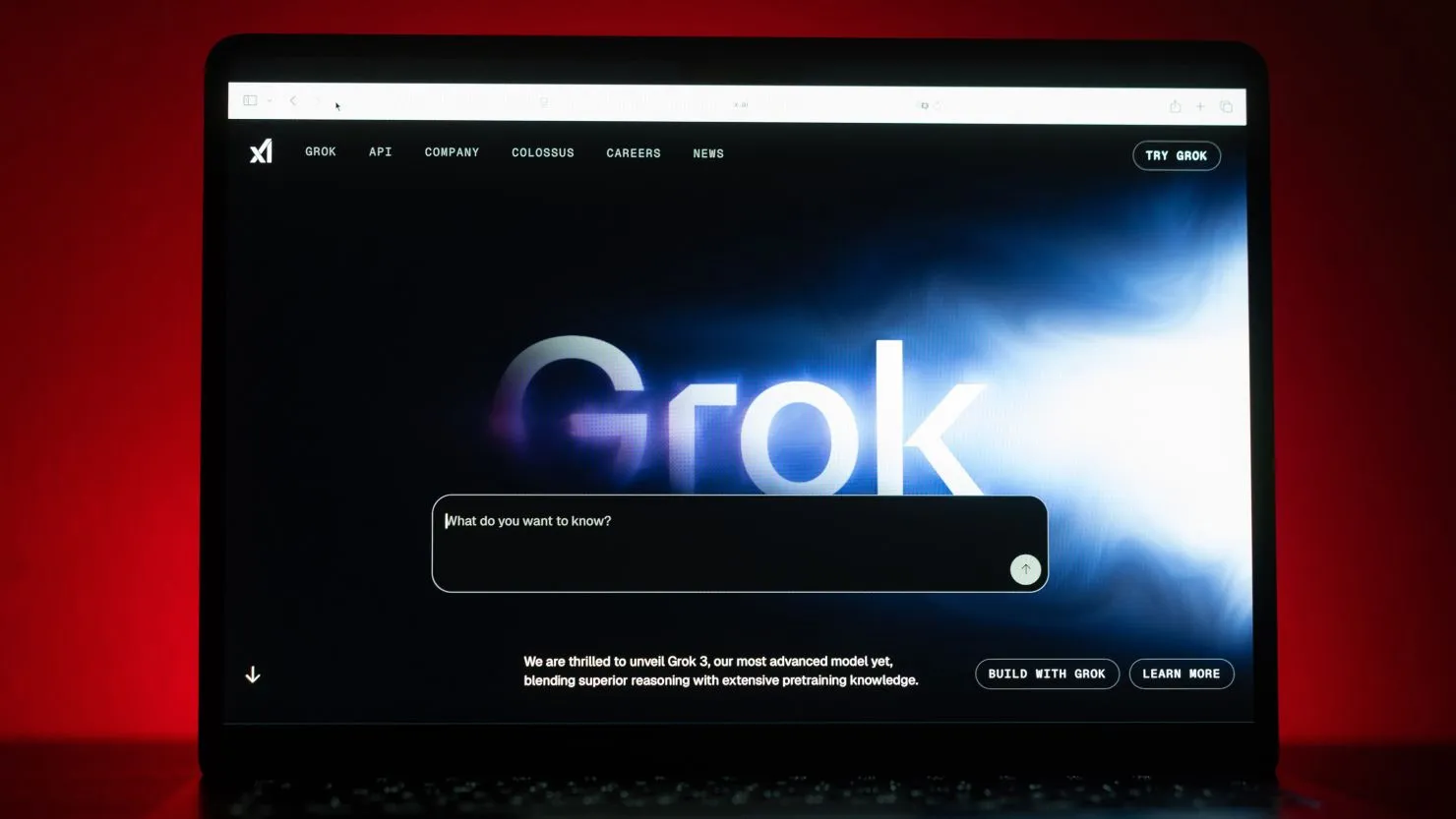 Chatbot Grok sotto esame UE: cresce la polemica