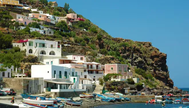 Ginostra: la scuola elementare più piccola d'Europa riapre dopo vent'anni con una sola alunna