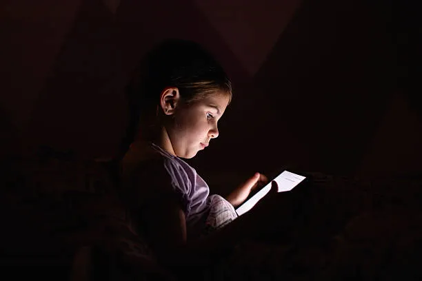 Effetti dei Cellulari sul Cervello dei Bambini: L'Allarme del Neurologo Brustenghi sull'Uso Sotto i 14 Anni