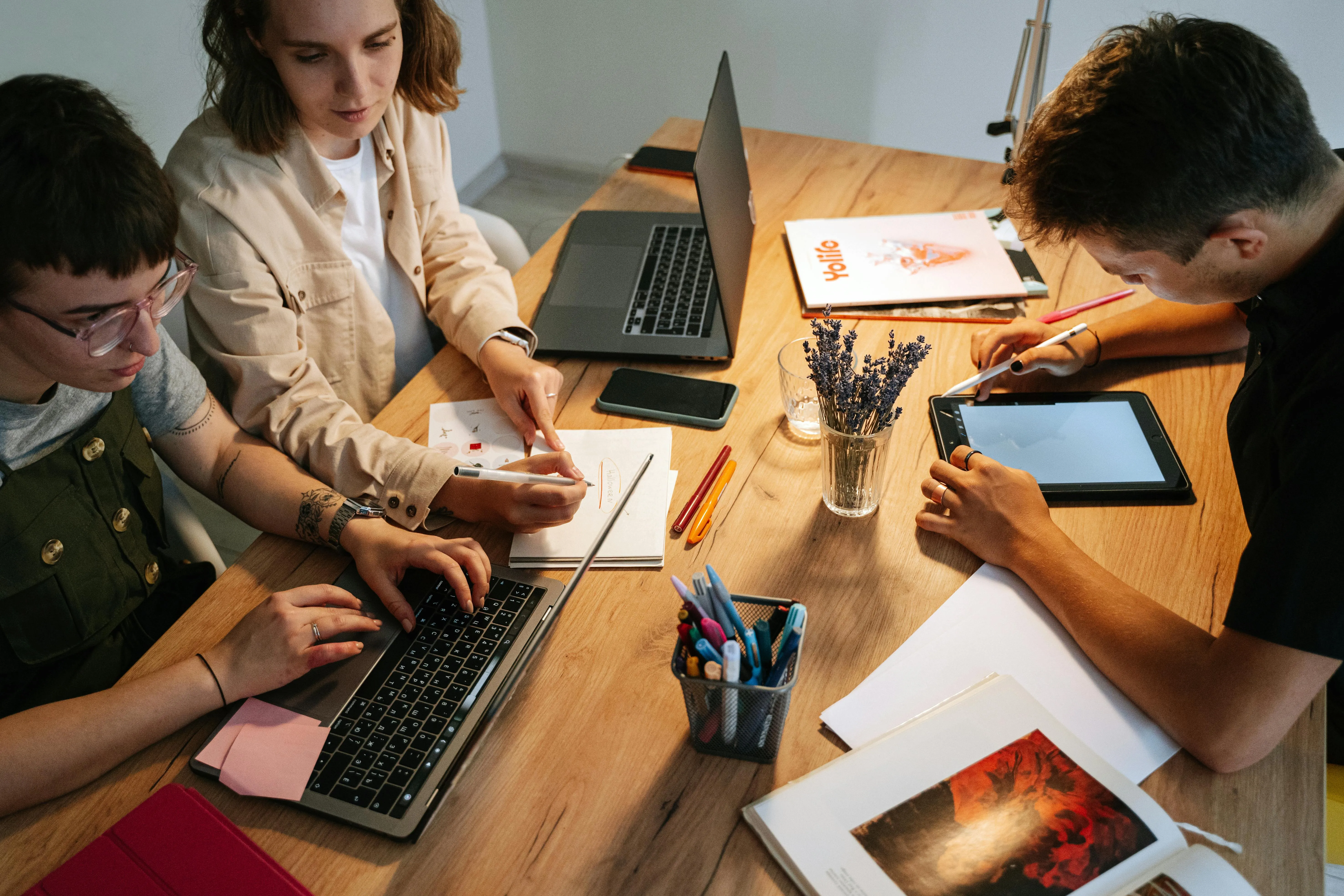 Giovani e lavoro, il paradosso del primo impiego: si sentono impreparati ma rendono più degli esperti