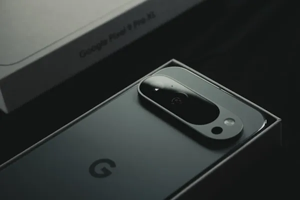 Google Pixel 11 Pro: i render svelano il nuovo modulo fotografico tutto in vetro e il Tensor G6