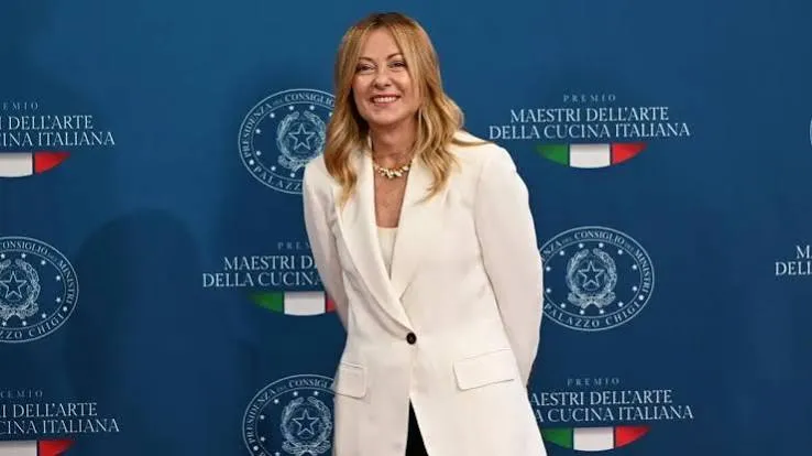 Governo Meloni e scuola: dai 412 euro lordi al gap OCSE