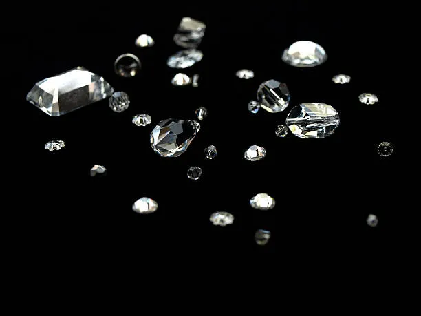 Motorola edge 70 Cloud Dancer: L'eleganza incontra l’innovazione tra Pantone e cristalli Swarovski