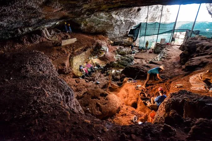 Grotta Romanelli, perché i tre scheletri non sono paleolitici ma medievali