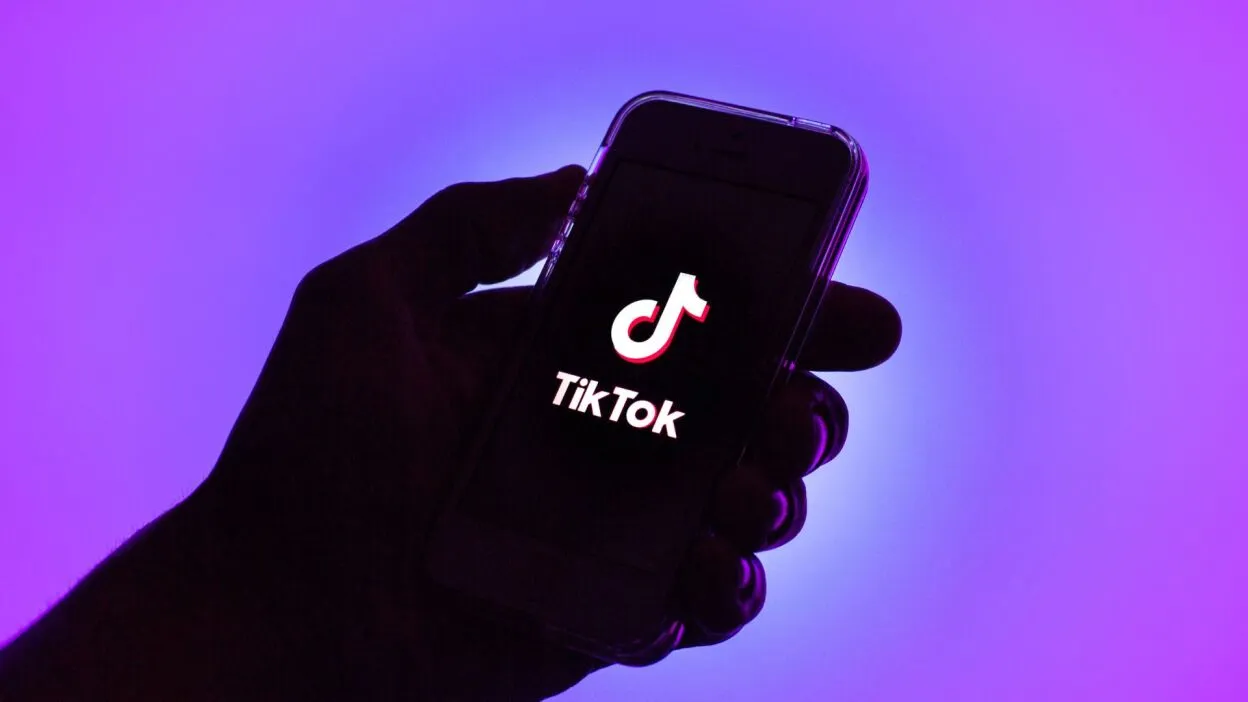 TikTok rivoluziona la moderazione: 2.500 moderatori umani licenziati per l’AI. Impatti e controversie in primo piano