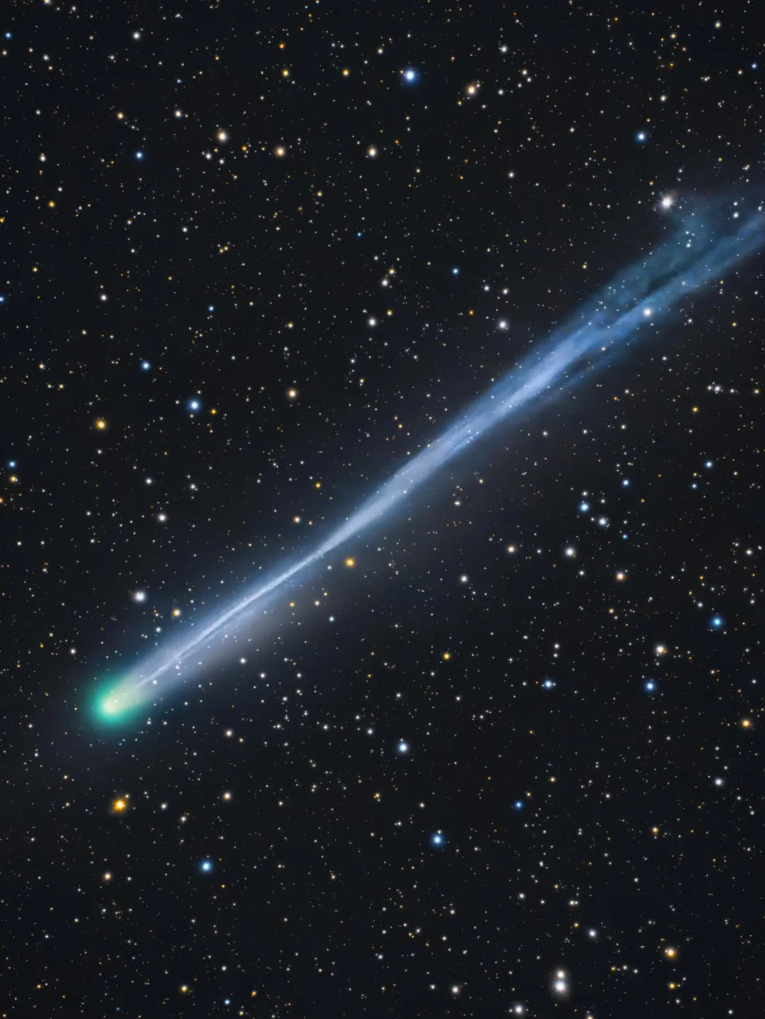 Incontro Celeste: La Cometa Lemmon e la Meteora Illuminano i Cieli della Toscana