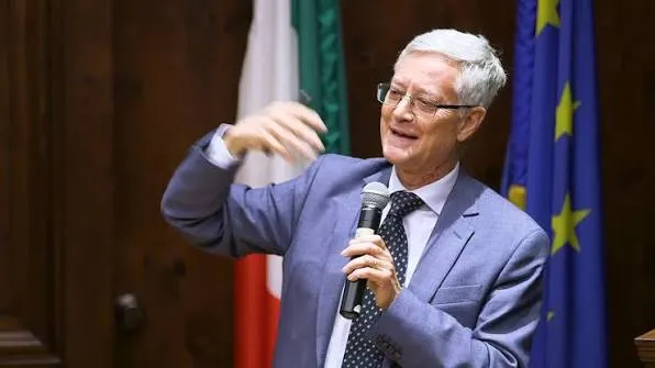 'IA' contro 'AI': perché la Crusca sceglie la sigla italiana