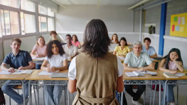 Idonea in 8 classi di concorso, precaria da 18 anni: il caso di Rimini