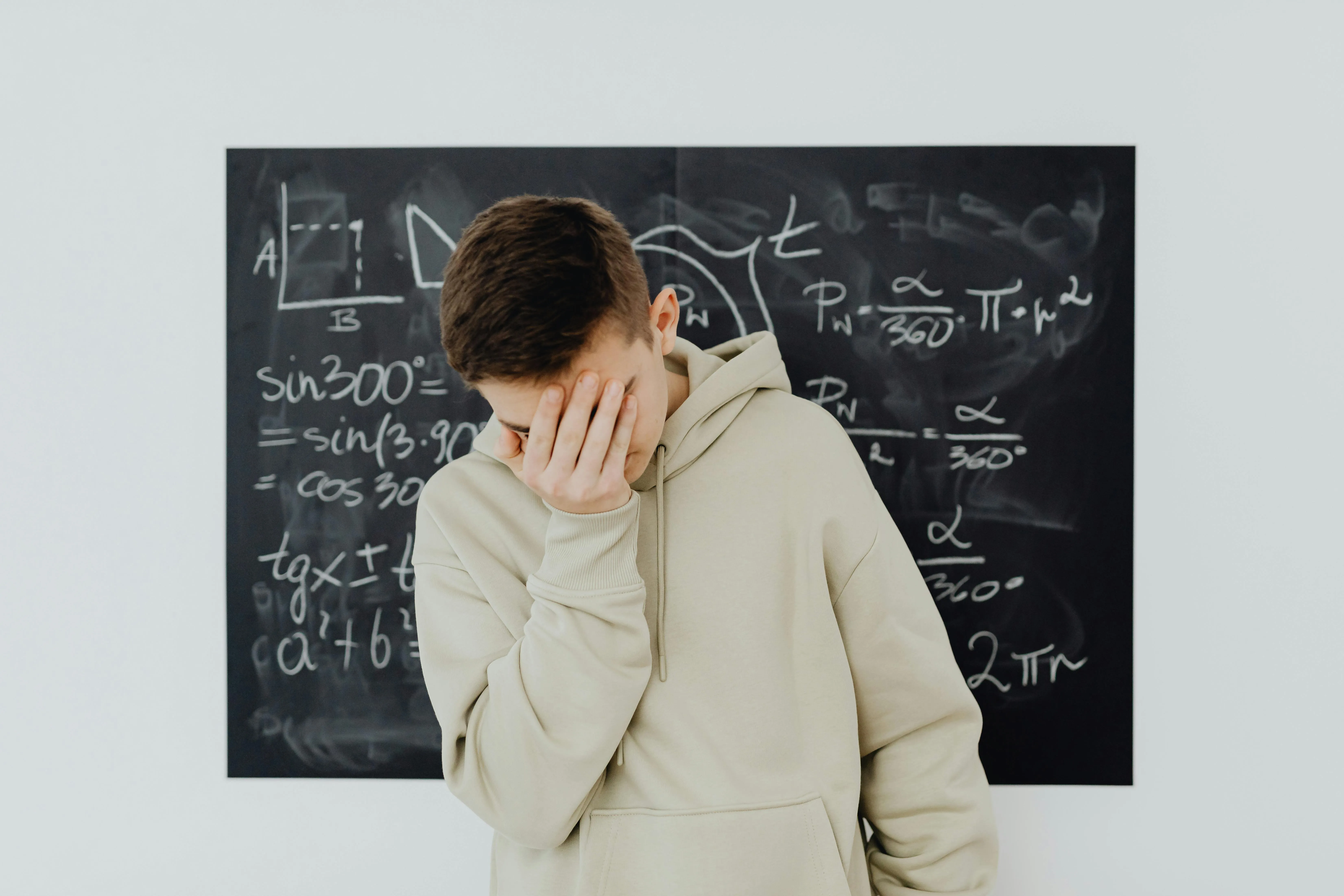 Il 48% degli studenti ha ansia di matematica: cosa dicono OCSE e INVALSI