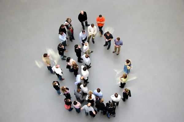 Il 65% delle persone vira a sinistra: cosa cambia per le vie di fuga