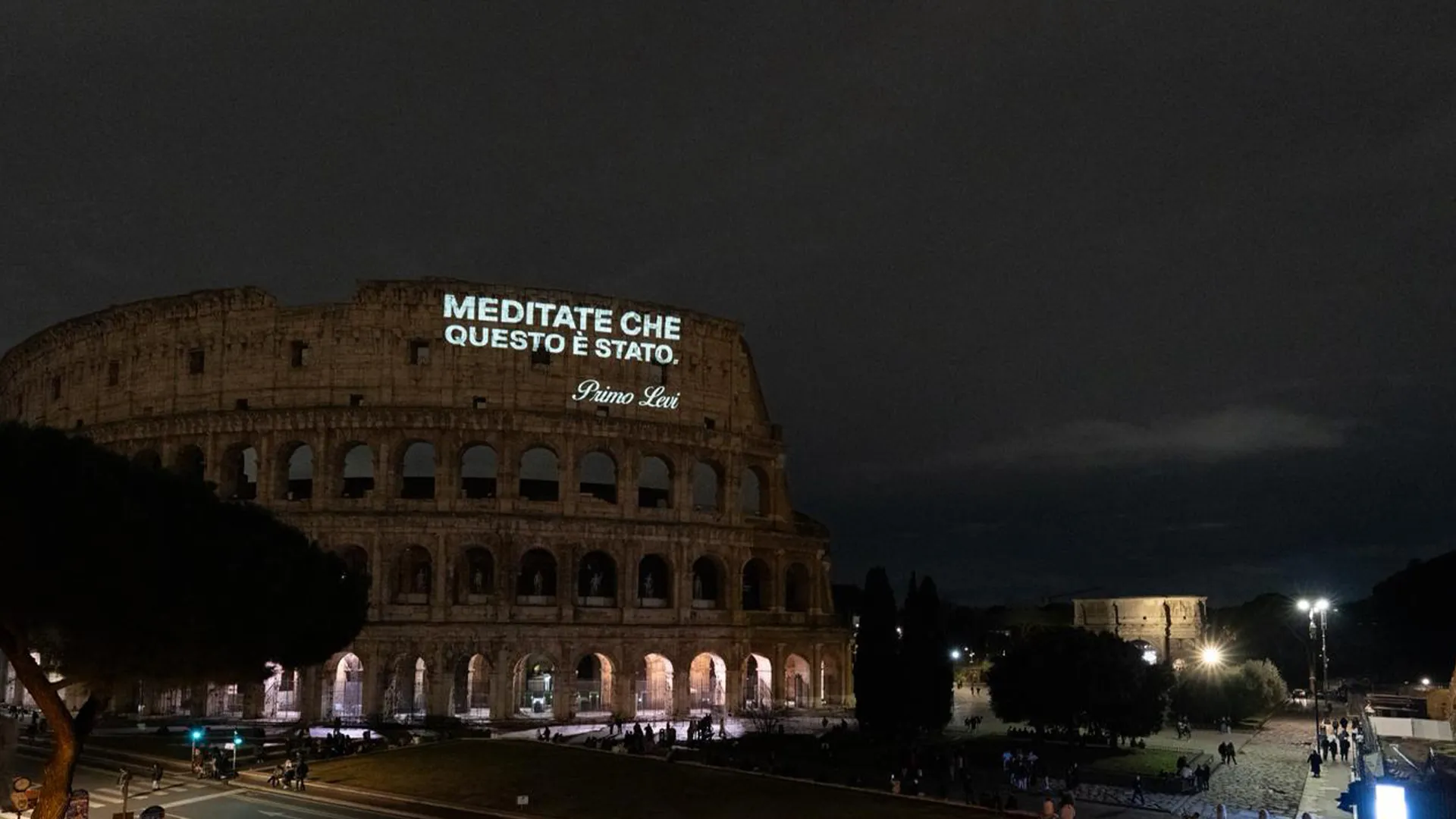 Il Colosseo si Illumina per il Giorno della Memoria: Un Omaggio Silenzioso alla Storia