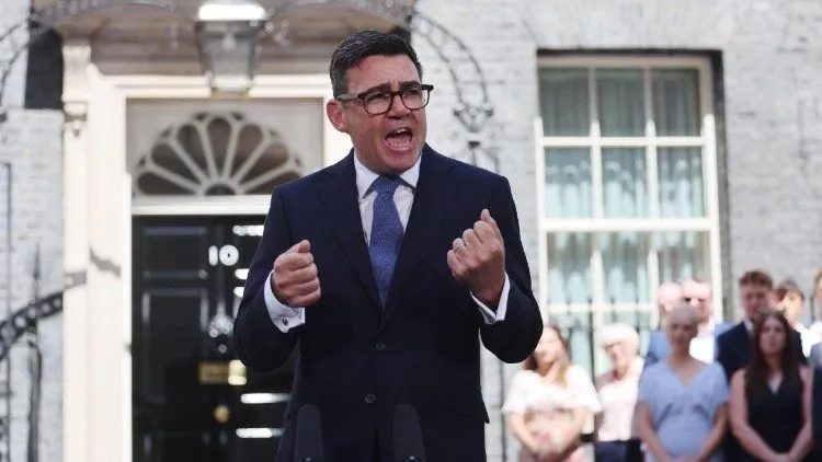 Il neo primo ministro Burnham annuncia una nuova riforma della scuola nel Regno Unito; più istituti tecnici e IA dai 14 anni