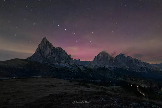Il rosso nel cielo delle Dolomiti è davvero un'aurora boreale?