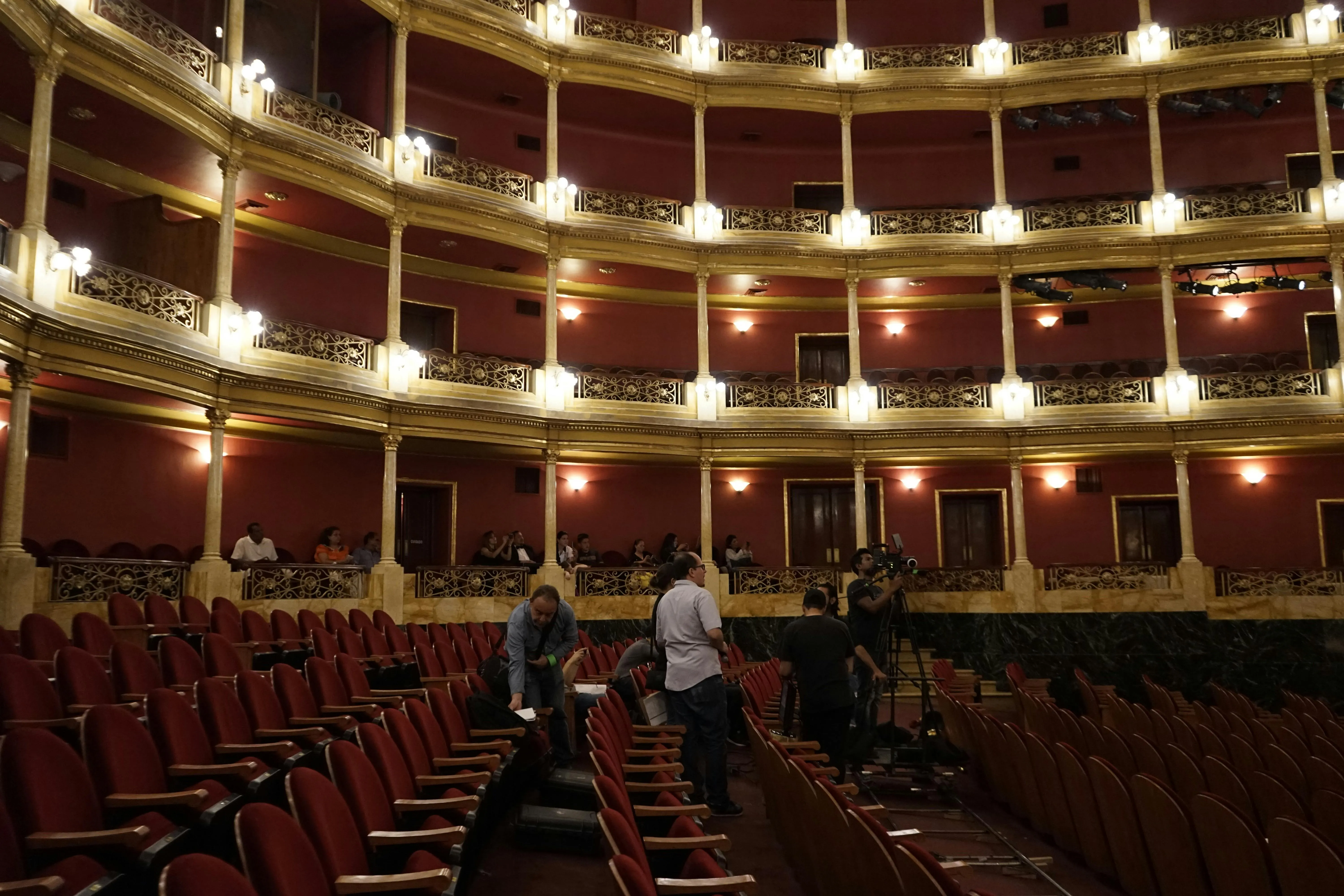 Il Teatro Sannazaro di Napoli, la Bomboniera di via Chiaia, devastato dalle fiamme: una ferita profonda per la cultura napoletana