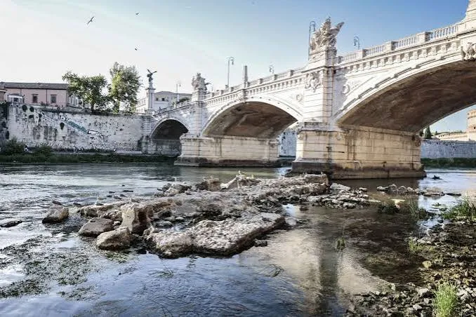 Il Tevere ai livelli del 2011 riporta a galla il ponte di Nerone