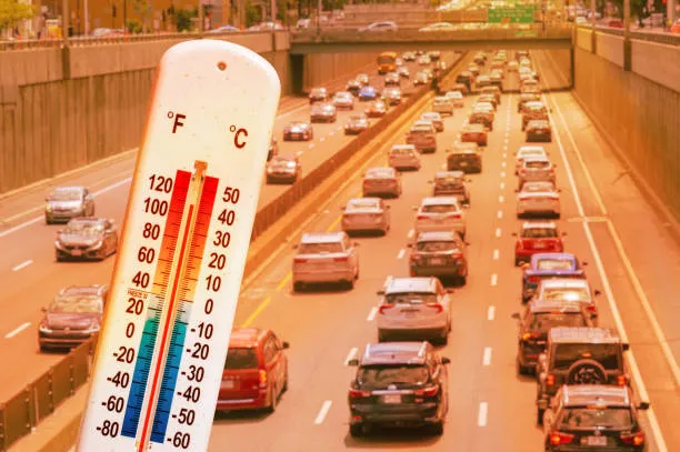 Il traffico stradale scalda le città: lo studio di Manchester quantifica l'effetto sulle temperature urbane
