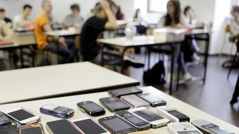 Divieto di cellulare a scuola: il liceo di Vicenza introduce custodie blindate e sanzioni rigide