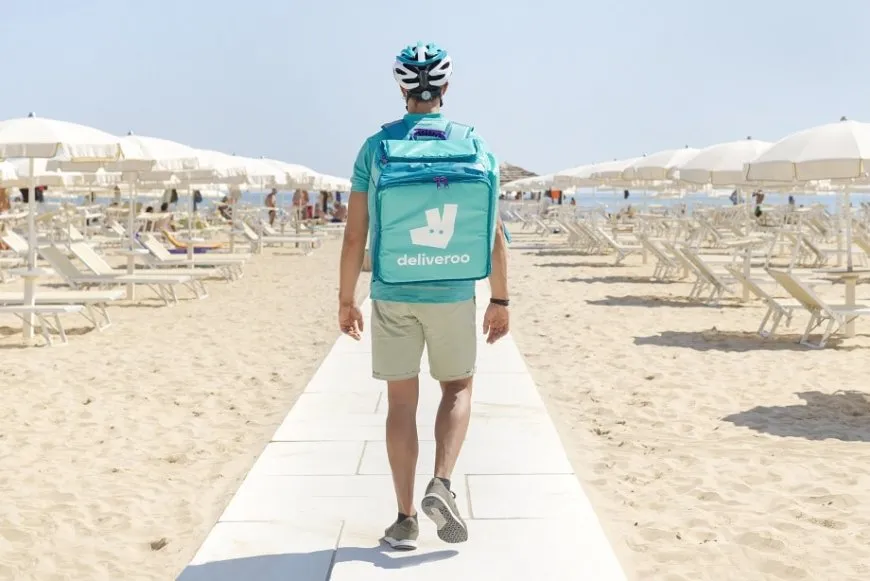 Estate 2025: Il Boom del Food Delivery Raggiunge le Spiagge Italiane con Deliveroo