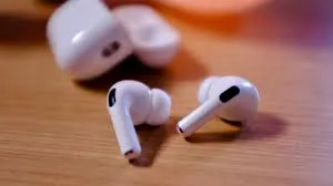 Nuova frontiera per il benessere digitale: le AirPods ora rilevano se l'utente si addormenta