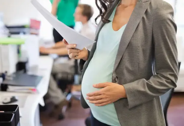 Sicurezza e tutela delle lavoratrici in gravidanza: il ruolo del dirigente scolastico nei provvedimenti di interdizione pre e post partum