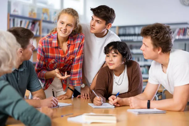 Inclusione scolastica: come il progetto INCLUD-ED ha rivoluzionato la partecipazione di studenti fragili con gruppi interattivi, tertulie dialogiche ed educazione familiare
