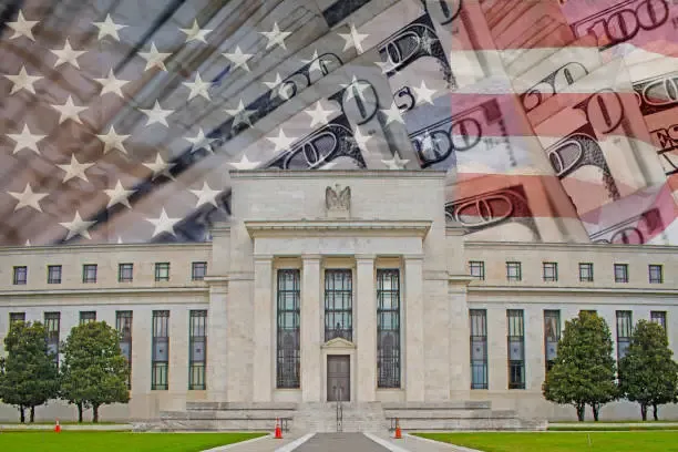 Inflazione USA al 2,4% a febbraio: la Fed in bilico tra prudenza e pressioni sui tassi