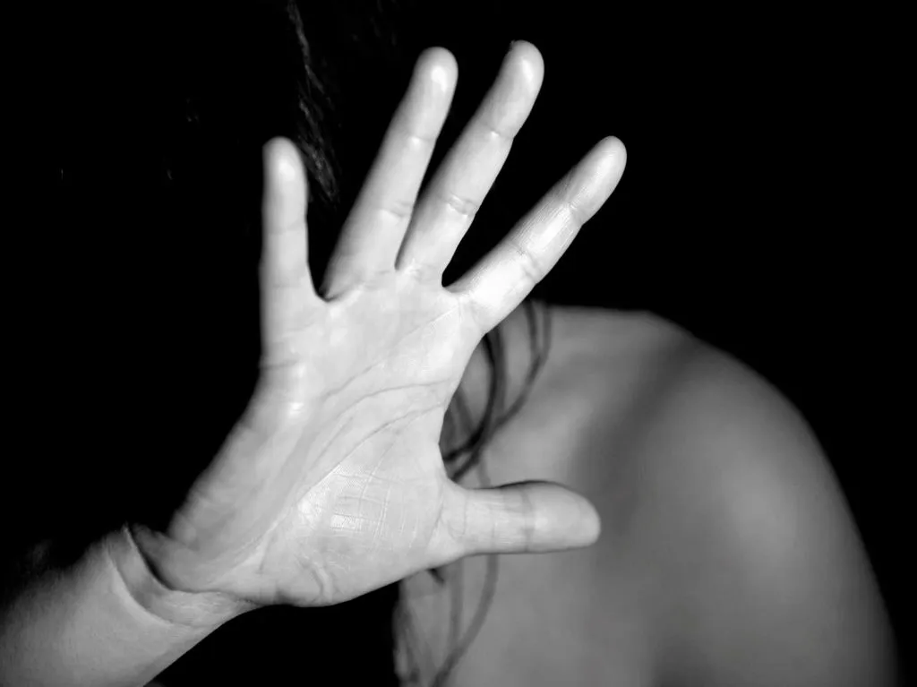 Insegnante di Oria ai domiciliari per violenza su alunne