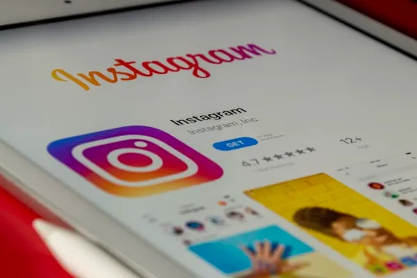 Instagram, nuove tutele per i minori: avvisi ai genitori in caso di ricerche su tematiche sensibili