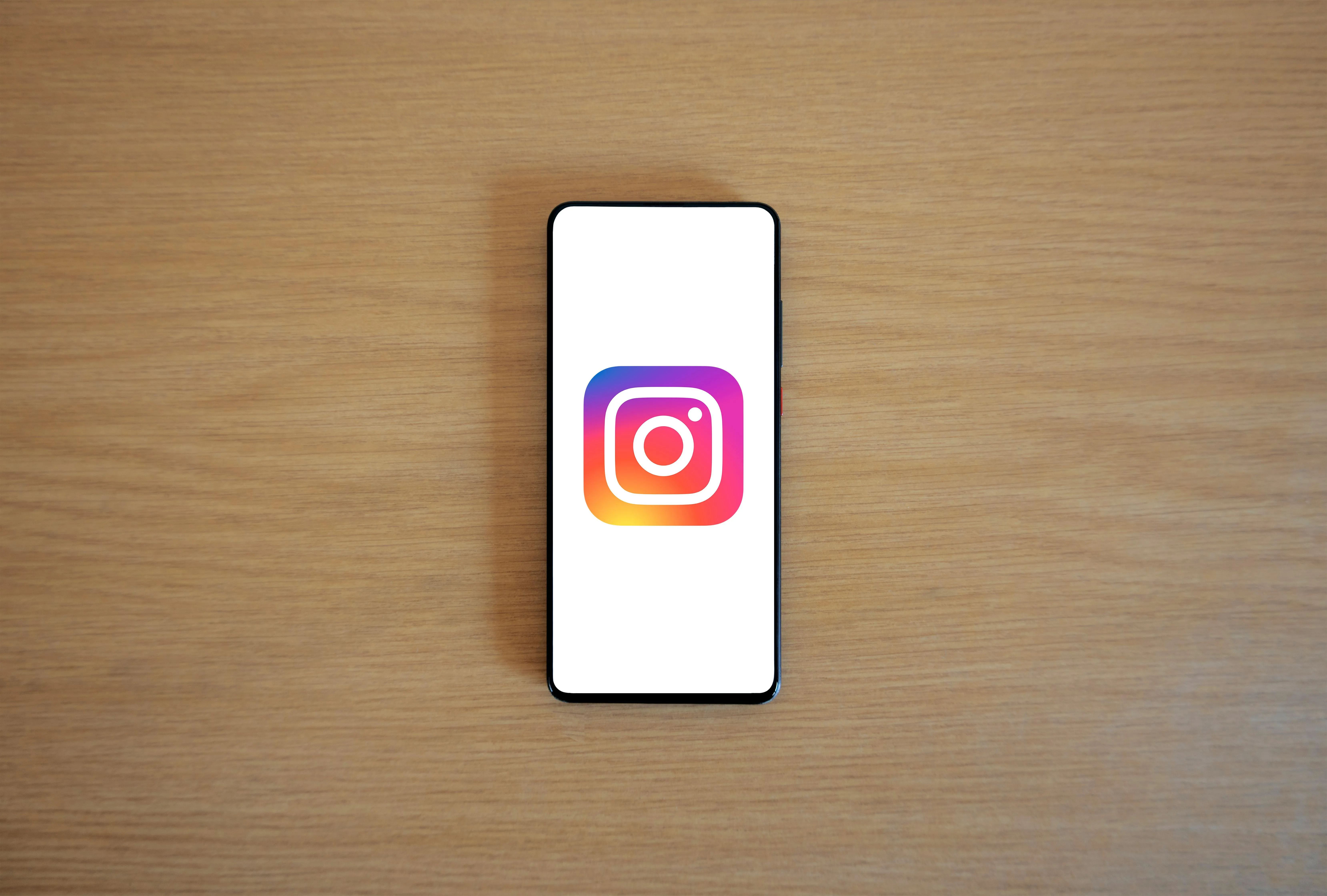 Instagram stringe le maglie per i teenager: le nuove protezioni arrivano anche in Italia